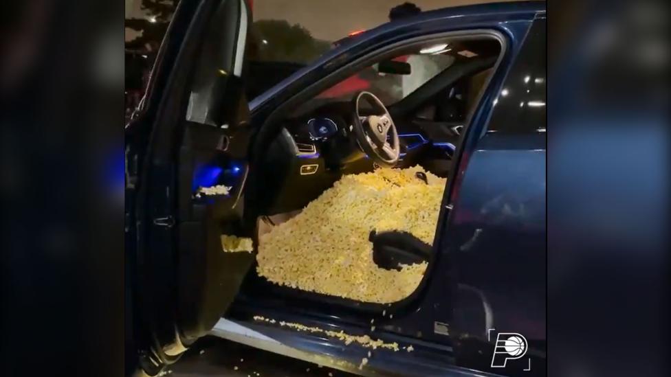 Gasten vullen auto met popcorn