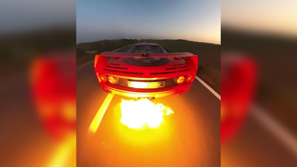 Ferrari F40 maakt een spectaculaire selfie
