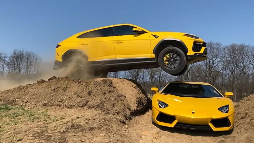 Lamborghini Urus springt over Aventador