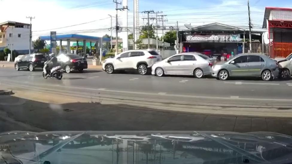 Botsing met zes auto’s toevallig gefilmd