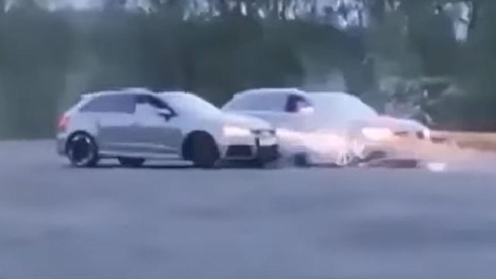 Driftende Audi RS 6 crasht tegen RS 3