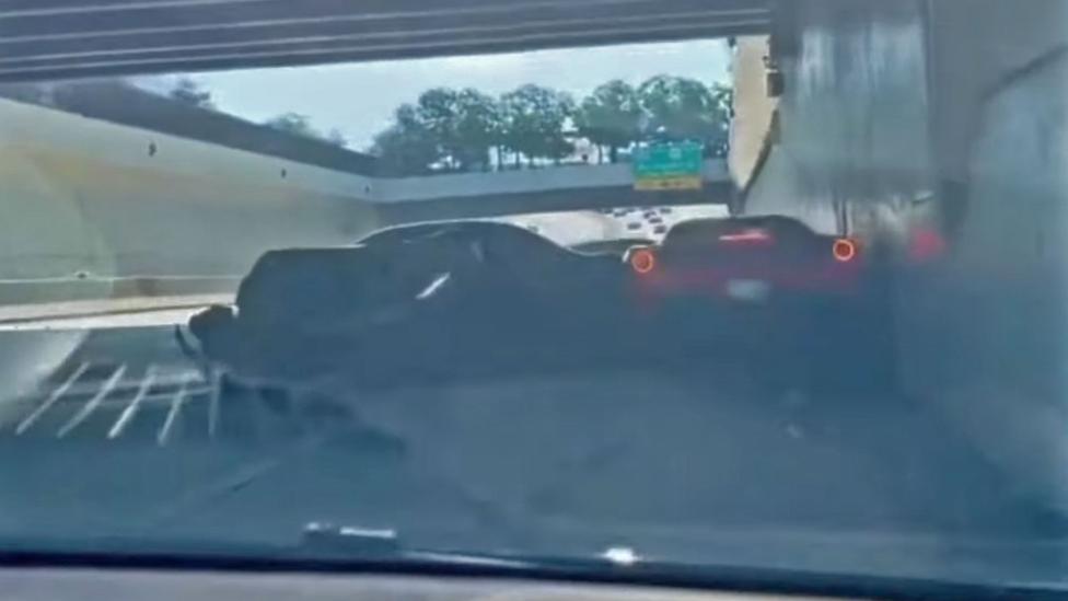 Drie Ferrari’s crashen tegen elkaar