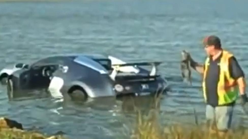 Bugatti Veyron die het water in reed, duikt op