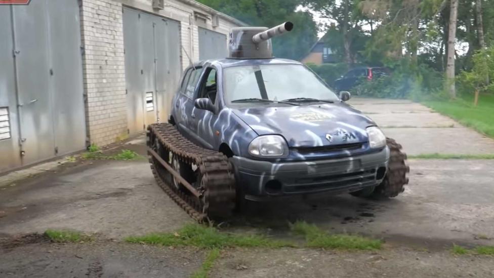 Renault Clio-tank rijdt op rupsbanden