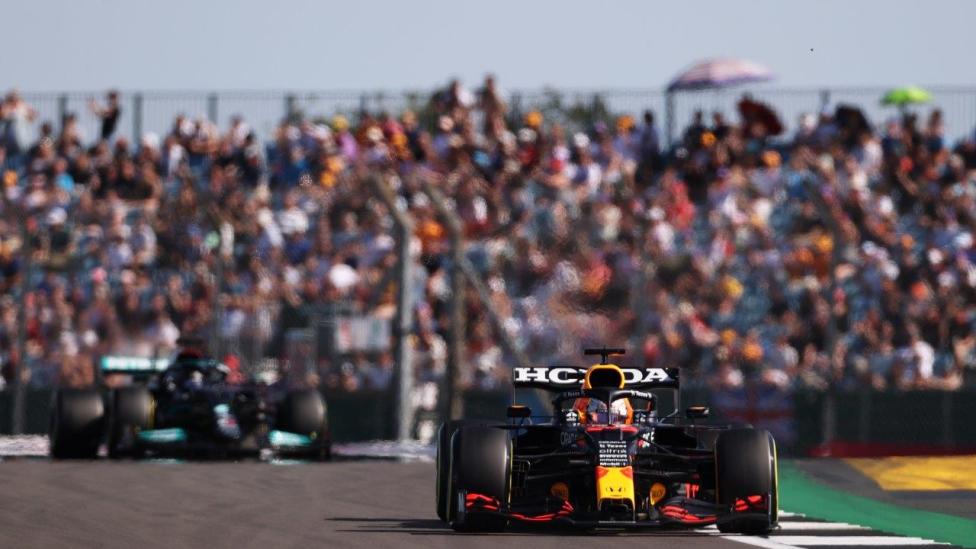 Verstappen en Hamilton crashen in openingsronde Britse GP