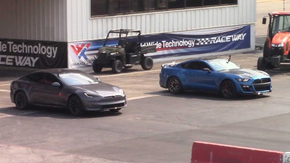 Tesla Model S Plaid vs Mustang met 1.000+ pk