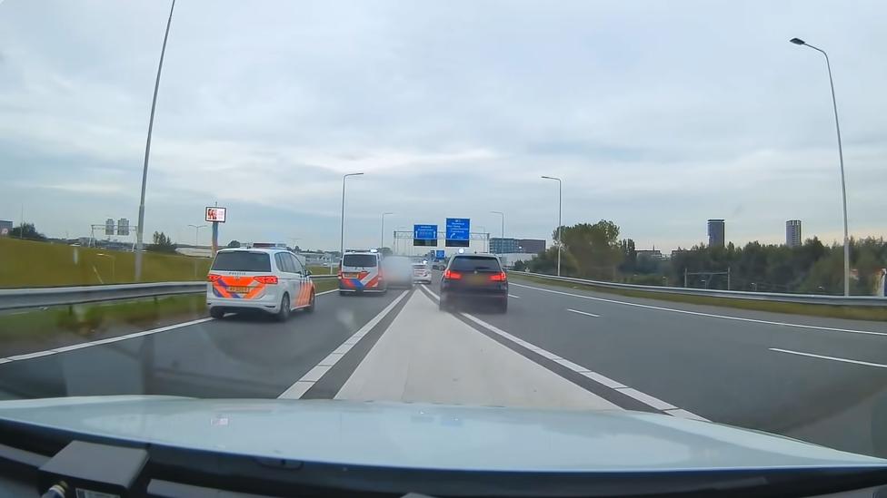 Politie Den Haag rijdt auto klem op snelweg