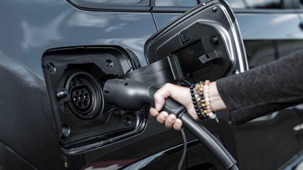 Grootste automerk ter wereld verdedigt benzinemotor: ‘aandrijflijn niet de vijand’