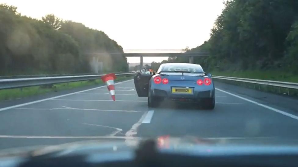 Nissan GT-R tikt pylonen omver met deur