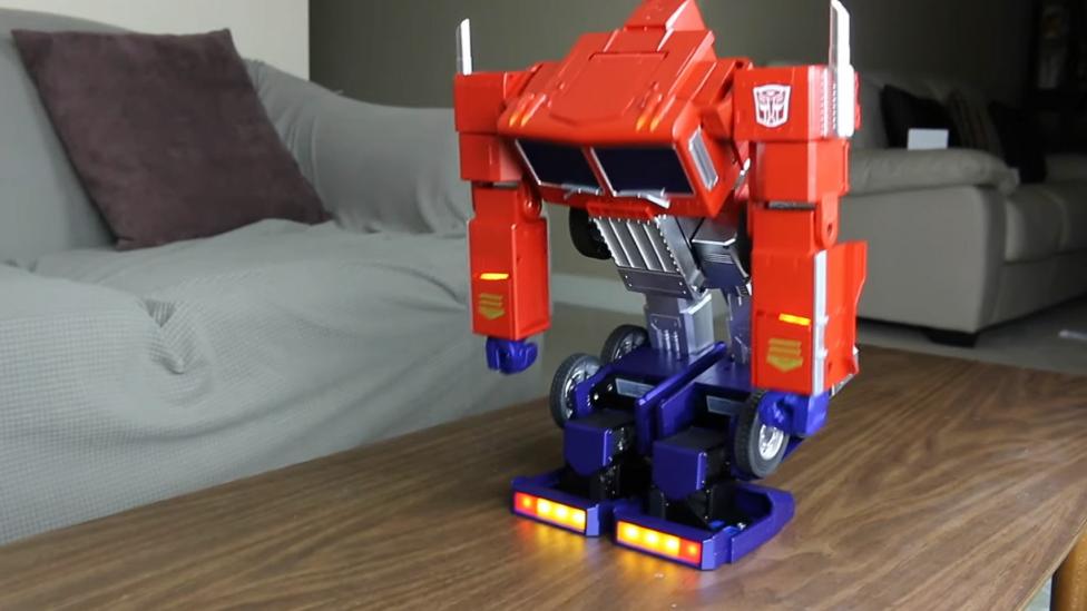 Speelgoed Optimus Prime transformeert en loopt echt