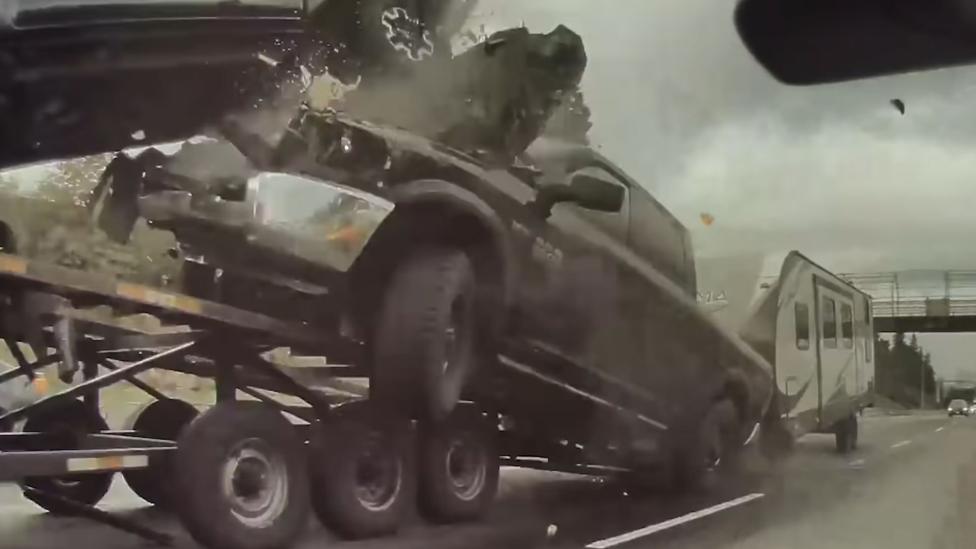 Pick-up crasht op autotransporter