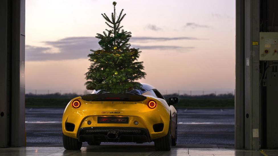 Kerstboom ín de auto vervoeren? Misschien niet doen