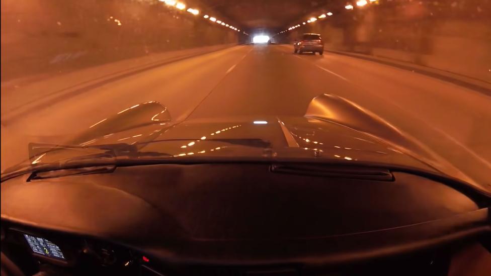 Porsche blaast motor op in tunnel