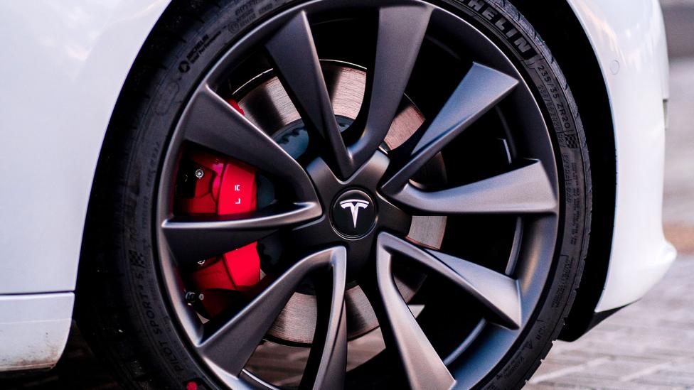 Deze nieuwe Tesla Model 3 werd zonder remblokje geleverd