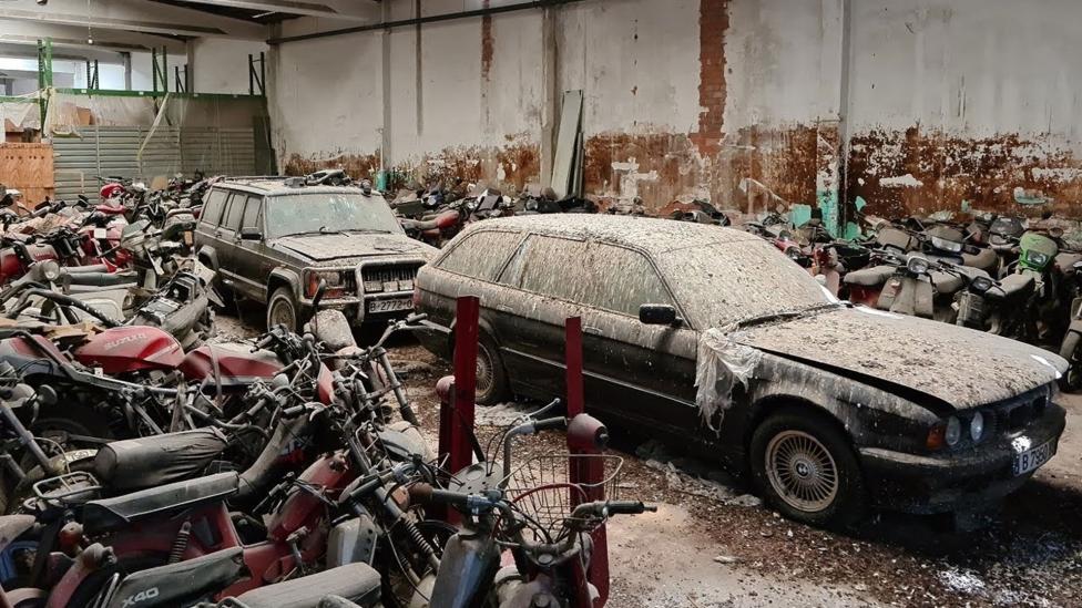 Sommige auto’s bij deze verlaten BMW-dealer staan al 30 jaar stil
