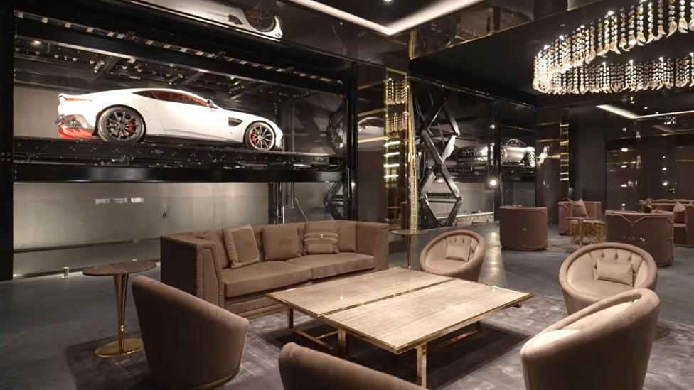 De bar in dit huis van 139 miljoen geeft perfect zicht op je auto’s dankzij geniaal liftsysteem
