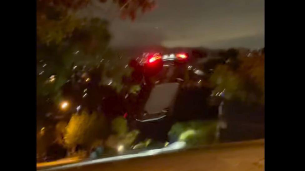 Tesla Model S vliegt meters door de lucht en maakt crashlanding