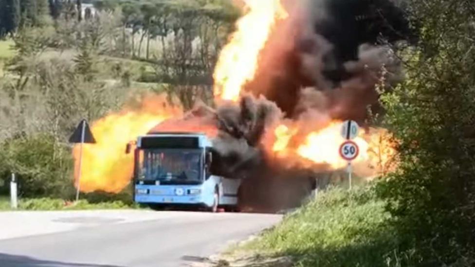 CNG-bus verandert in gigantische vlammenwerper (en dat is blijkbaar goed)
