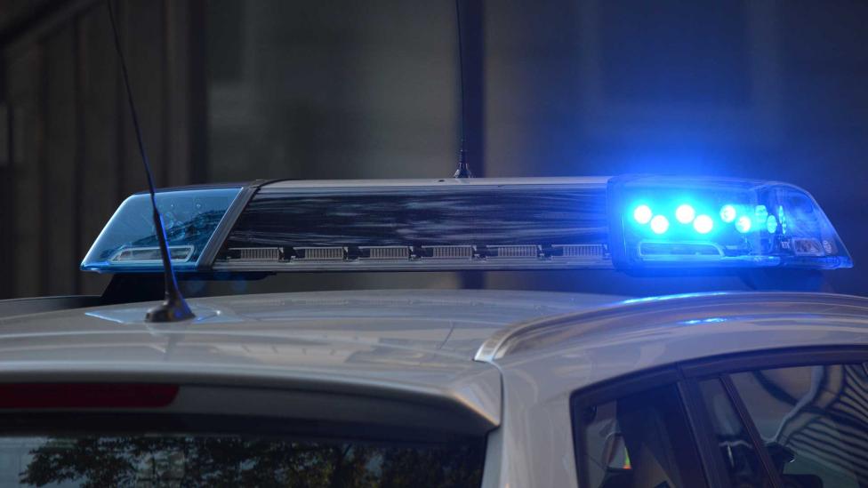 Politie van Rotterdam haalt auto van de weg met heel opvallende vleugels