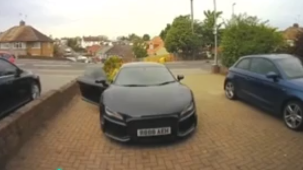 Man vergeet koppelingspedaal bij starten en crasht zijn Audi R8 tegen zijn huis