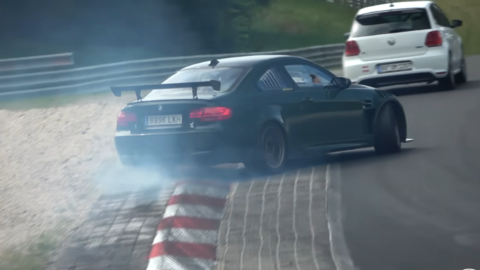 BMW M3-rijder vermaakt publiek bij bekendste bocht van de Nürburgring