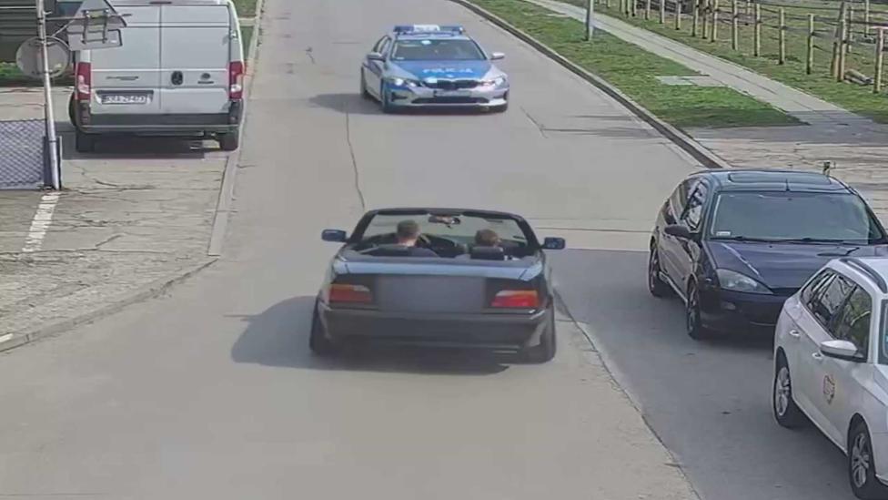 Driftende BMW rijdt zo politie tegemoet en krijgt een prent