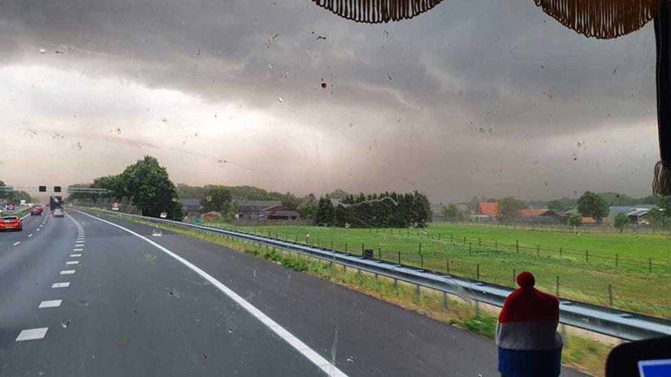 Saharazand, grote hagelstenen en een tornado komen je auto slopen, misschien