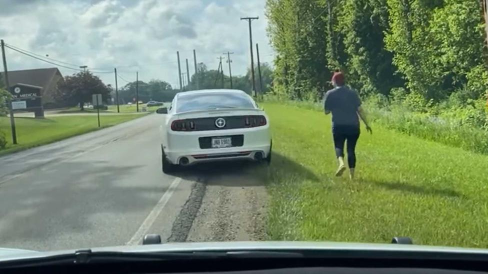 Kijk hoe een politie-Tesla Model Y een Ford Mustang achtervolgt