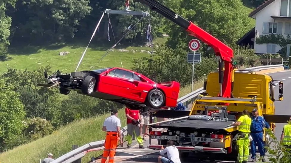 Ferrari F40 crasht nadat de bestuurder te veel gas geeft bij uitkomen bocht
