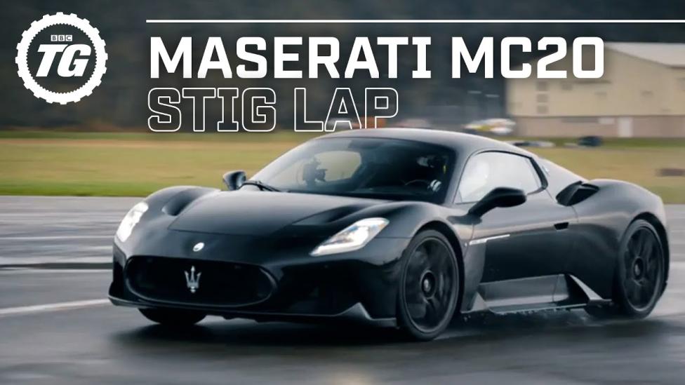 The Stig jaagt de Maserati MC20 over het TopGear-circuit
