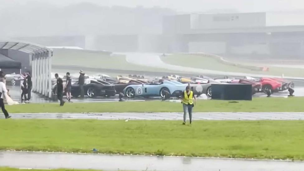 Tachtig Ferrari Monza’s (zonder dak!) staan in de regen te verzuipen
