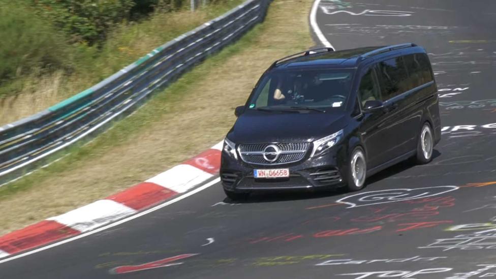 Mercedes V-klasse met 4.0 V8 (en 585 pk) gaat over de Nürburgring