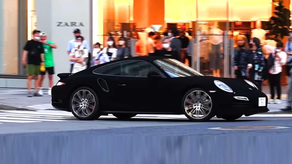 Deze Porsche is gespoten met het ‘zwartste zwart’