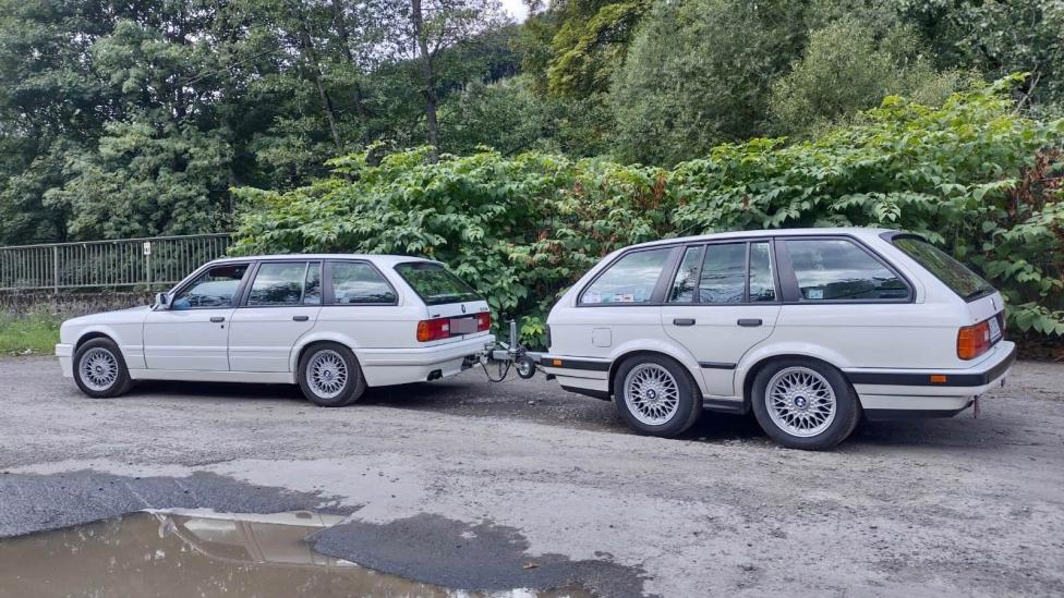 De politie zet een wel heel bijzondere BMW-caravan stil langs de weg