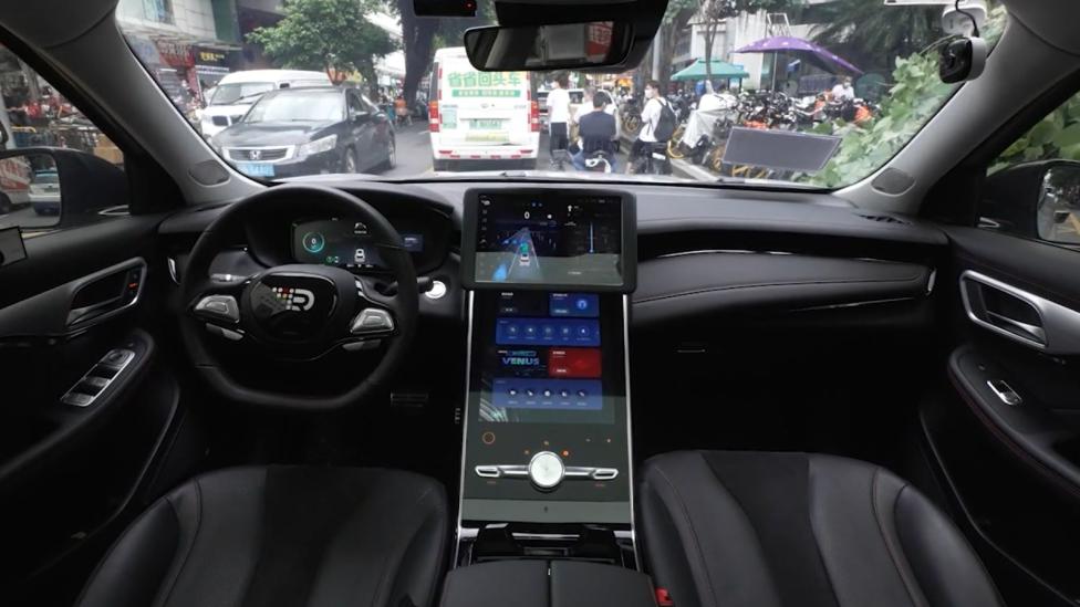 Indrukwekkend: Zelfrijdende auto navigeert door de verkeerschaos in China