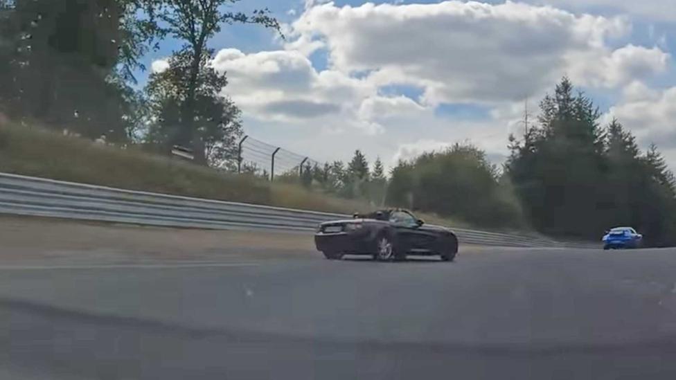 Mazda MX-5 crasht bijna op de Nürburgring, maar vraagt er wel een beetje om