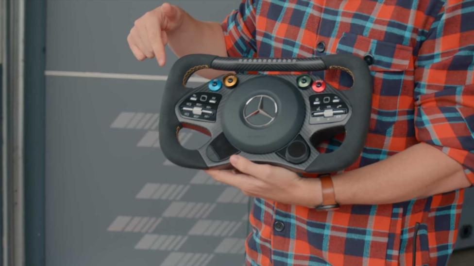 Het stuur van de Mercedes-AMG One heeft een mooie oplossing tegen linksplakkers