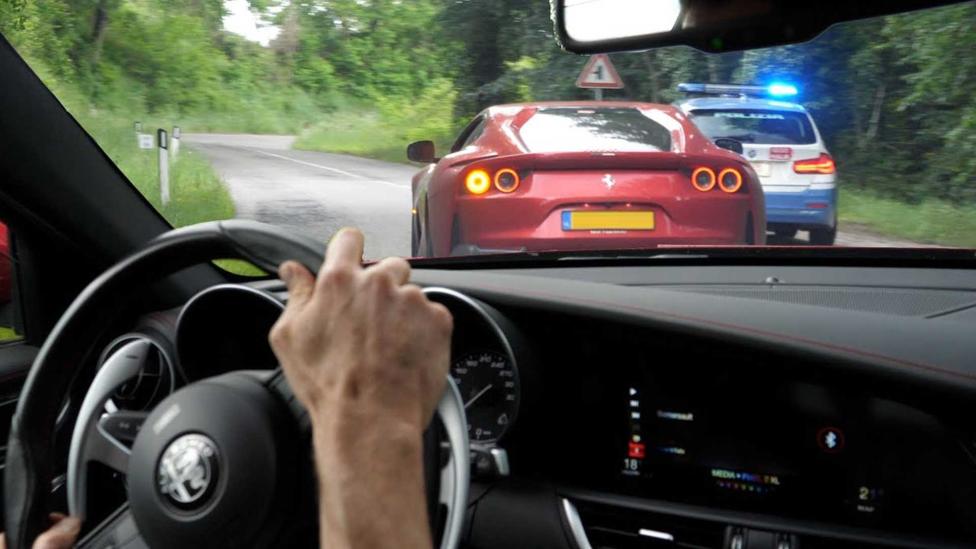 Italiaanse politie moedigt Nederlandse Ferrari aan flink gas te geven