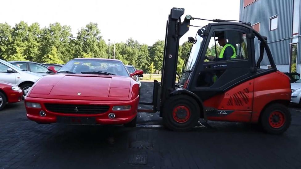 Nederlands bedrijf gooit in beslag genomen Ferrari F355 in de crusher