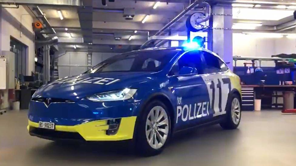 Politie-Tesla sluit agenten (meerdere malen) vlak voor aanhouding op