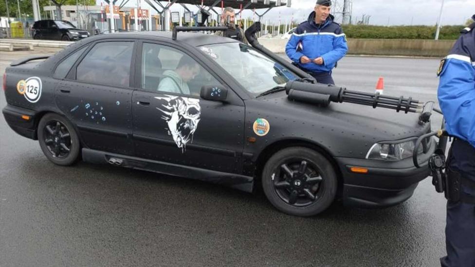 De politie plukt stel Belgen van de weg in Volvo met mitrailleur op de motorkap