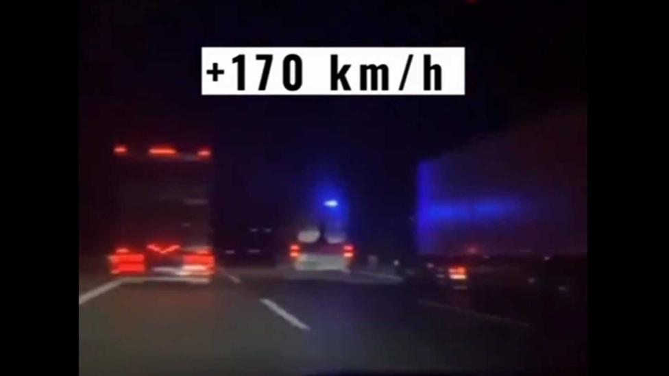 Vrachtwagens racen met 170 km/u over snelweg (en halen ambulance rechts in)