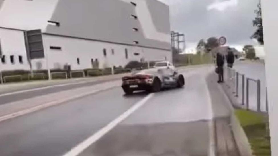 Lamborghini crasht op knullige wijze náást de Nürburgring (en maait een hek omver)
