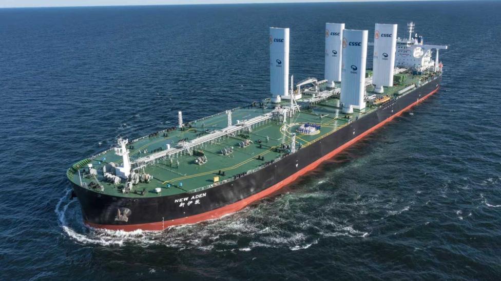 De nieuwste supertanker is een zeilschip en kan tonnen ruwe olie iets zuiniger vervoeren
