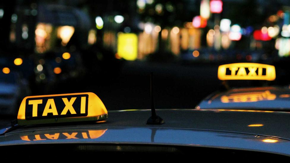 Kerel stapt dronken in taxi, wordt 2 uur later wakker met rekening van 800 euro