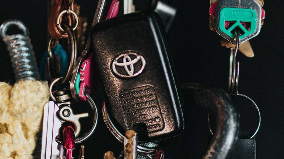 Waarom Toyota weer ouderwetse sleutels gaat leveren bij nieuwe auto’s
