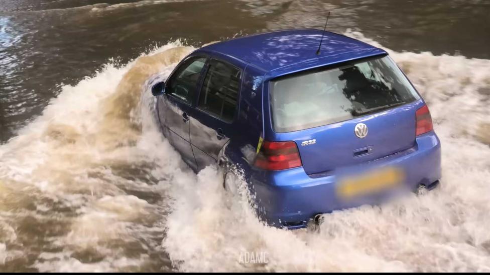 Volkswagen Golf R32 rijdt op pijnlijke wijze zijn motor kapot in te diep water