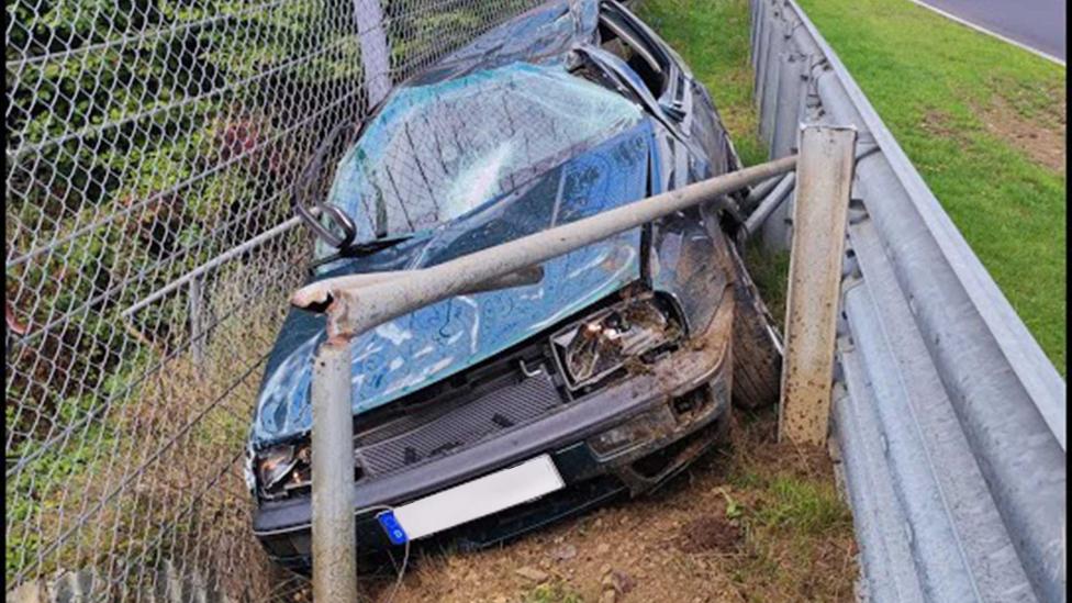 VW Golf crasht heel ongelukkig en vliegt óver de vangrails op de Nürburgring