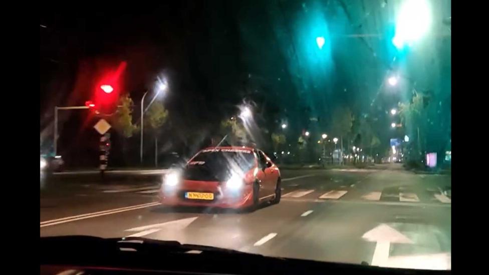 Honda-rijder probeert bekende F&F-scène na te doen op de openbare weg in Nederland