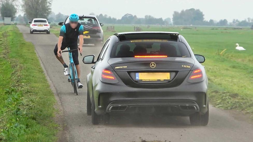 Kerel in Mercedes-AMG C 63 rijdt bijna (opzettelijk?) wielrenner van z’n sokken